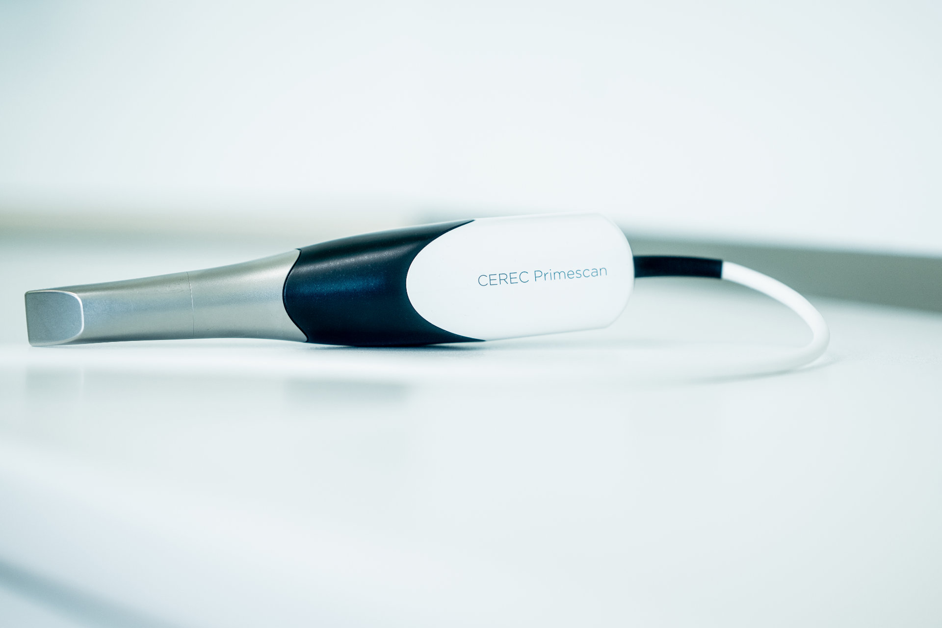 Intraoralscanner für digitale Zahnabdrücke auf einer Ablage